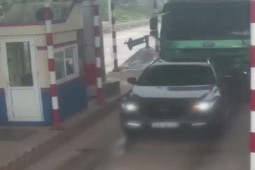 Tin tức trong ngày - Clip: Hành động bất ngờ, ô tô SUV bị xe “hổ vồ” húc văng