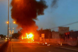 Tin tức trong ngày - Xe khách bốc cháy ngùn ngụt trên Quốc lộ 1