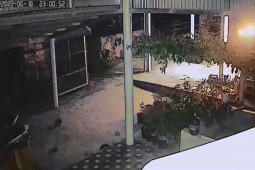 Pháp luật - Nhà dân bất ngờ phát nổ, bốc cháy giữa đêm nghi bị ném "bom xăng"