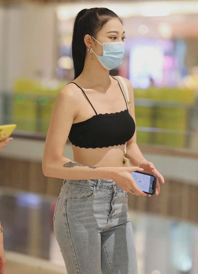 Nhưng không phải ai mặc cũng gợi cảm, nếu diện không khéo còn bị chê vì sự phô trương da thịt lộ liễu.
