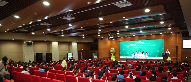 Đông đảo cán bộ nhân viên của bệnh viện tham gia sự kiện Ngày vệ sinh tay để cùng nhau lan tỏa thông điệp “Đoàn kết vì sự an toàn: Hãy vệ sinh tay”