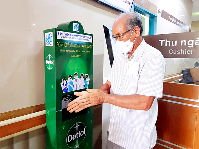 Khách đến BV Đại học Y dược TP.HCM được rửa tay thuận tiện bằng dung dịch diệt khuẩn Dettol.