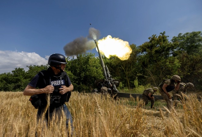 Phóng viên Anh ghi nhận một đợt tấn công bằng lựu pháo của quân đội Ukraine.