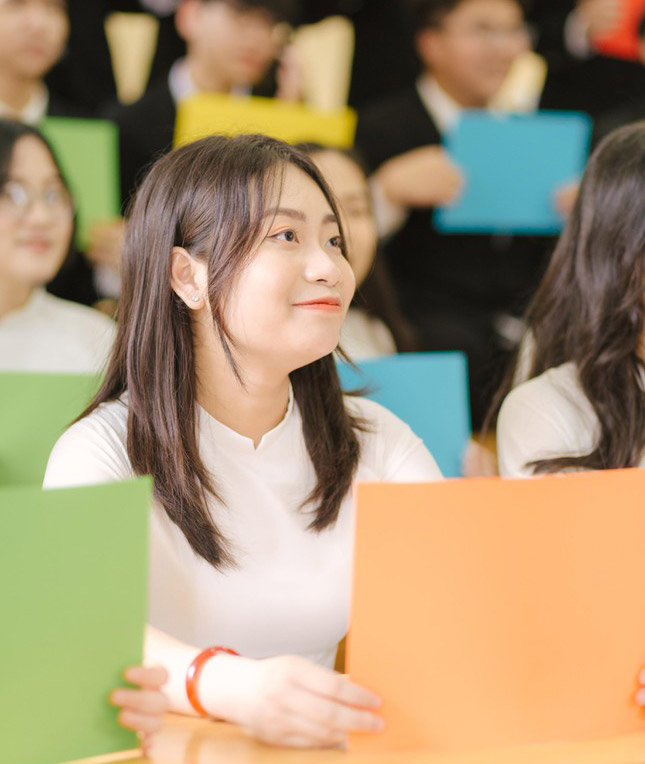 Khánh Linh hiện đang là sinh viên năm nhất ngành Truyền thông Quốc tế của Học viện Ngoại giao.
