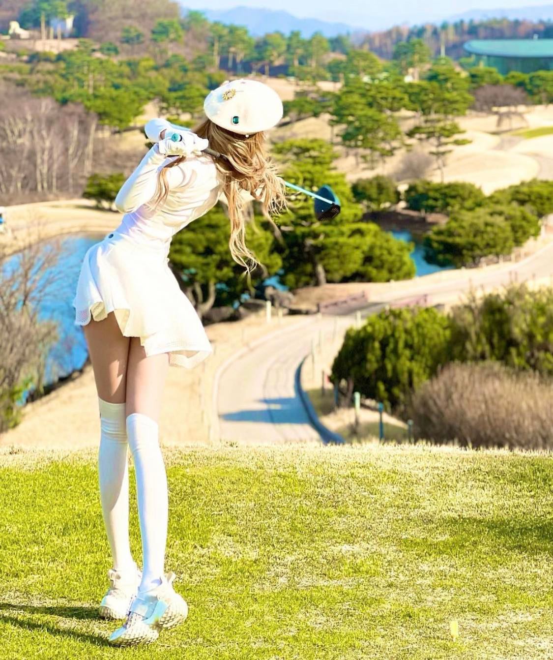Seo Yoo A khoe đôi chân dài nuột nà trên sân golf với chân váy ngắn.
