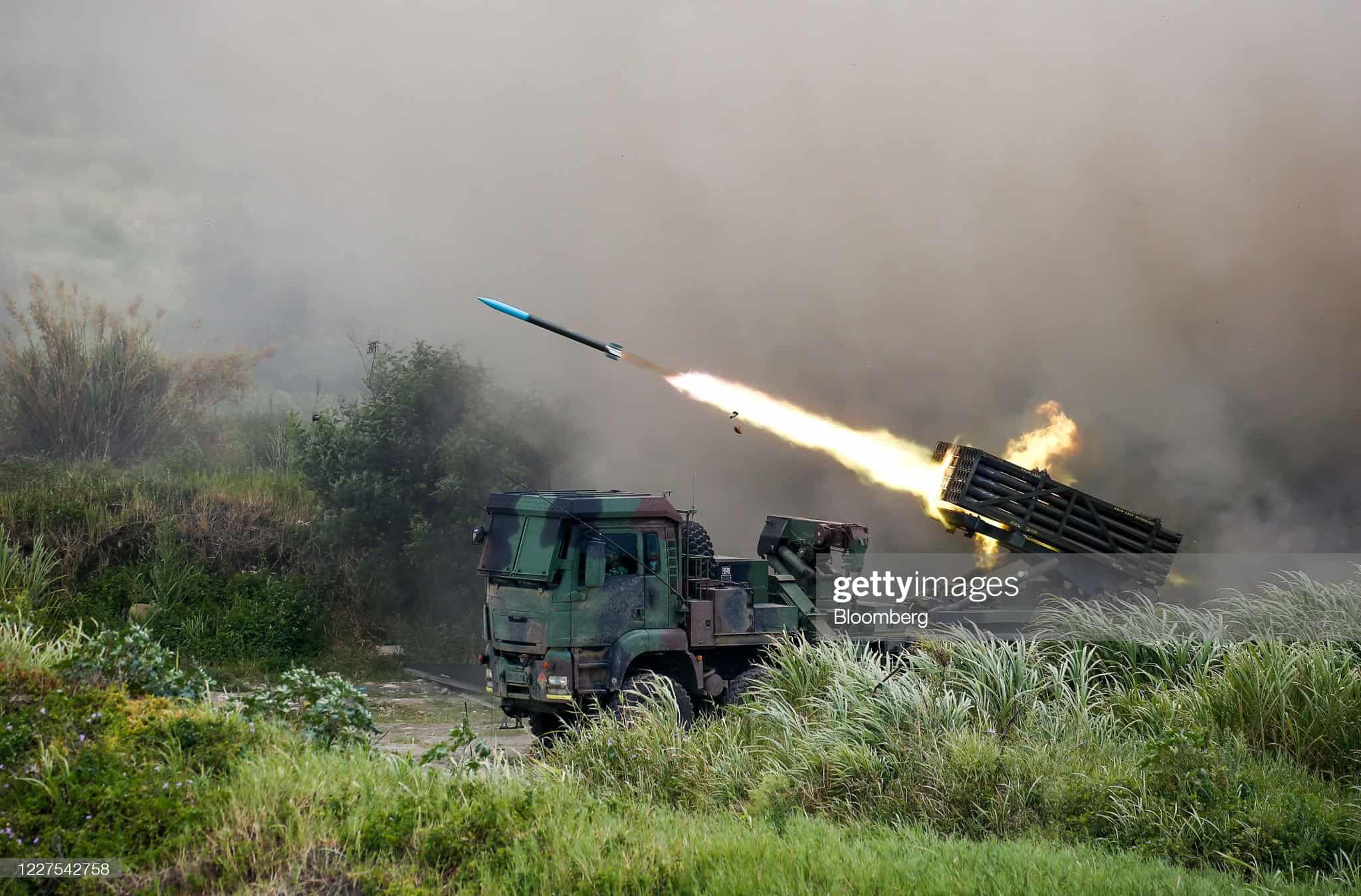 Một hệ thống rocket Thunderbolt-2000 của Đài Loan trong cuộc tập trận bắn đạn thật năm 2020. Ảnh: Getty