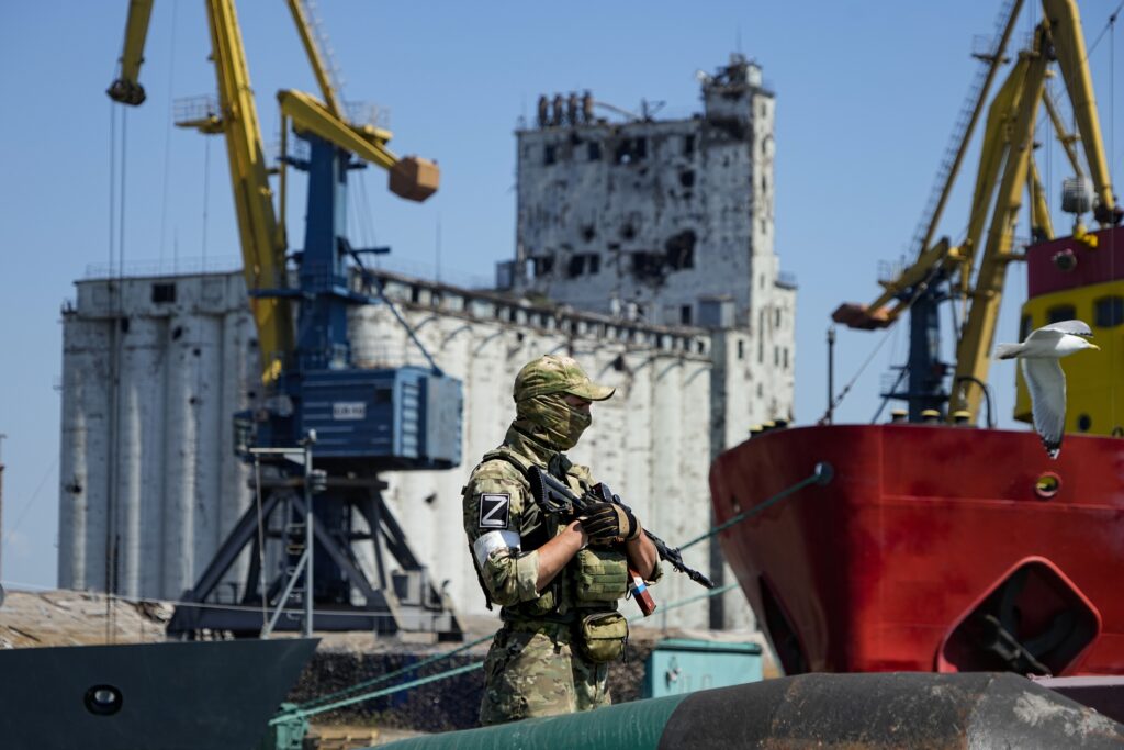 Binh sĩ Nga kiểm soát một cảng của Ukraine ở miền nam (ảnh: AP)