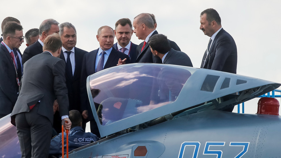 Tổng thống Putin trò chuyện với các quan chức bên cạnh một chiếc Su-57 (ảnh: MT)