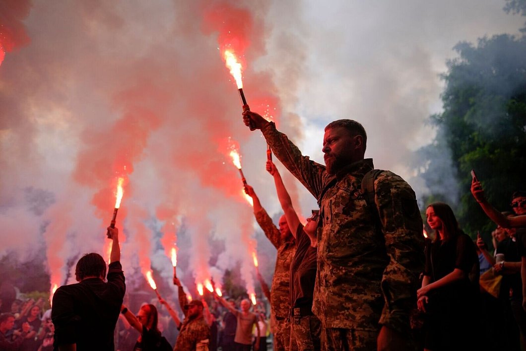 Binh sĩ Ukraine đốt pháo sáng trong tang lễ của một đồng đội (ảnh: AP)