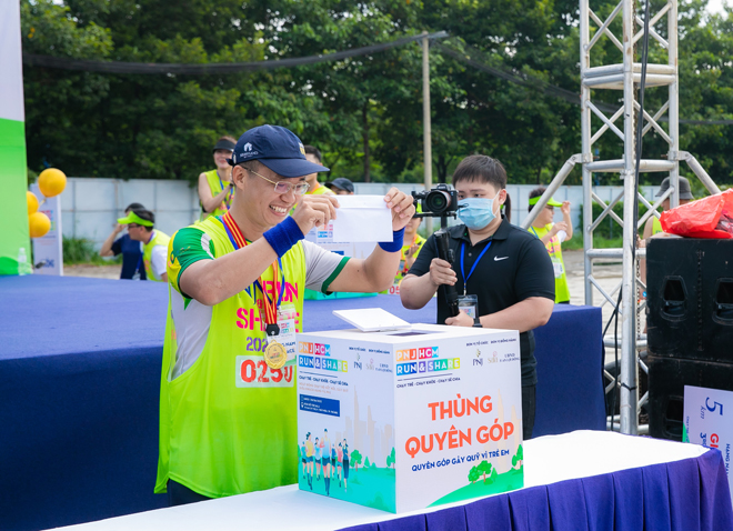 Anh Ngô Công Quang quyên góp phần thưởng của mình cho quỹ thiện nguyện