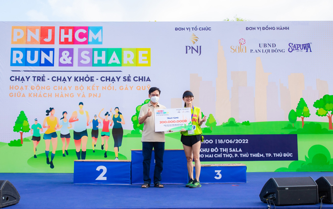 Chị Trần Thị Thu Hà – Đại diện ban tổ chức PNJ HCM Run&amp;Share trao tặng 200 triệu đồng ủng hộ trẻ em khó khăn cho Phòng Lao Động Thương Binh&nbsp;Và&nbsp;Xã Hội TP Thủ Đức