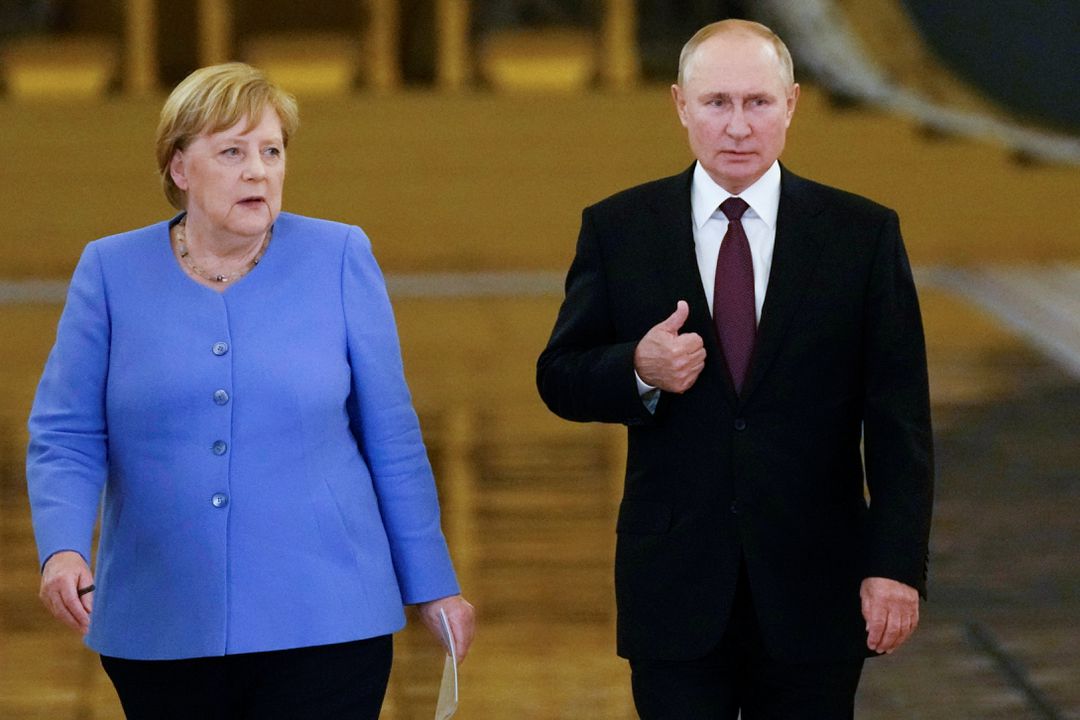 Bà Angela&nbsp;Merkel trong một cuộc gặp với Tổng thống Nga Putin (ảnh: RT)