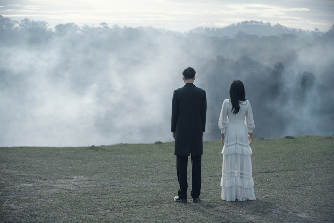 "Đôi lúc nhìn lại chúng ta mới bàng hoàng nhận ra mình đã trải qua bao nhiêu nỗi đau sau một cuộc tình"