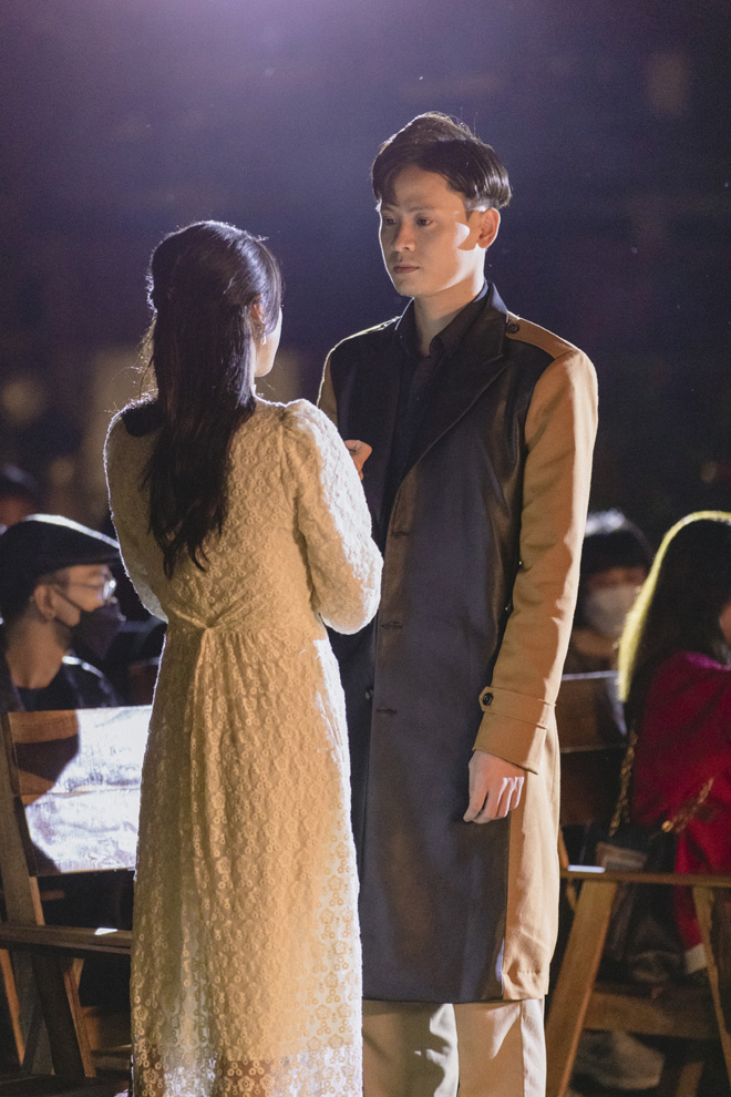 Ca khúc "Một ngàn nỗi đau" là câu chuyện tình yêu mà "đau đó, để rồi ta tự vá tim mình, để lớn lên"