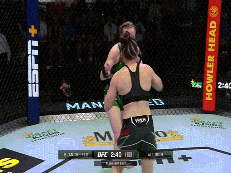 Phi thường - kỳ quặc - Video: Ra đòn cực hiểm, "kẻ máu lạnh" hạ gục võ sĩ Mỹ trong chớp nhoáng