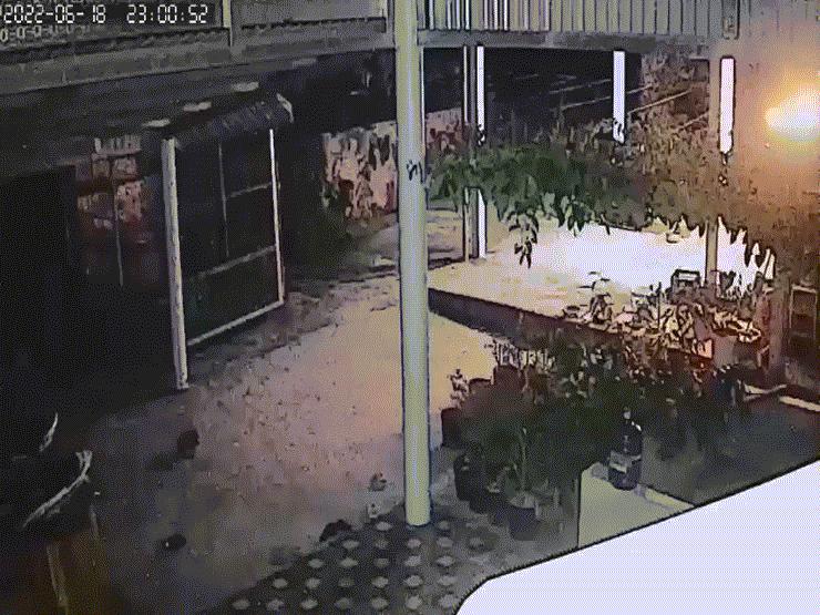 Pháp luật - Nhà dân bất ngờ phát nổ, bốc cháy giữa đêm nghi bị ném "bom xăng"