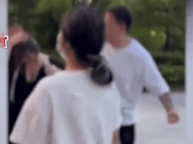 Bạn trẻ - Cuộc sống - Nam thanh niên đem theo bạn gái mới đến "tính sổ" với bạn gái cũ ngay trước cửa công ty