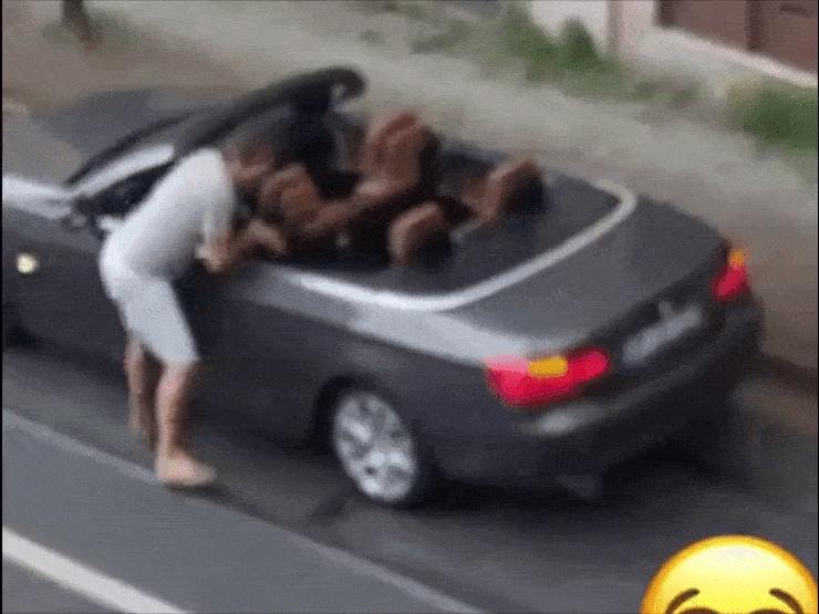 Ô tô - Clip: Xe mui trần "dở chứng" ngày mưa khiến chủ xe ngao ngán