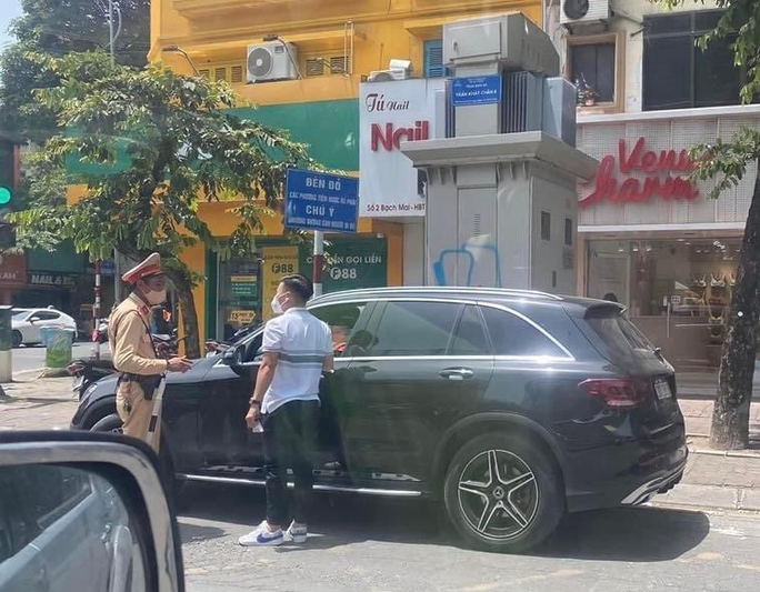 Hình ảnh cầu thủ Quang Hải bị lực lượng CSGT dừng xe - Ảnh: Mạng xã hội