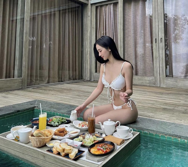 Jun Vũ tên thật Vũ Phương Anh, sinh năm 1995, thường được gọi là "hot girl trà sữa". Trong những lần đi nghỉ dưỡng ở resort hạng sang, Jun Vũ thường tạo dáng bên những bàn ăn được bố trí ở ngay hồ bơi.
