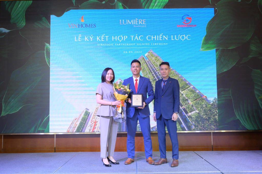 Đại diện Vinhomes trao giấy chứng nhận phân phối dự án LUMIÈRE Boulevard cho Sài Gòn Group.