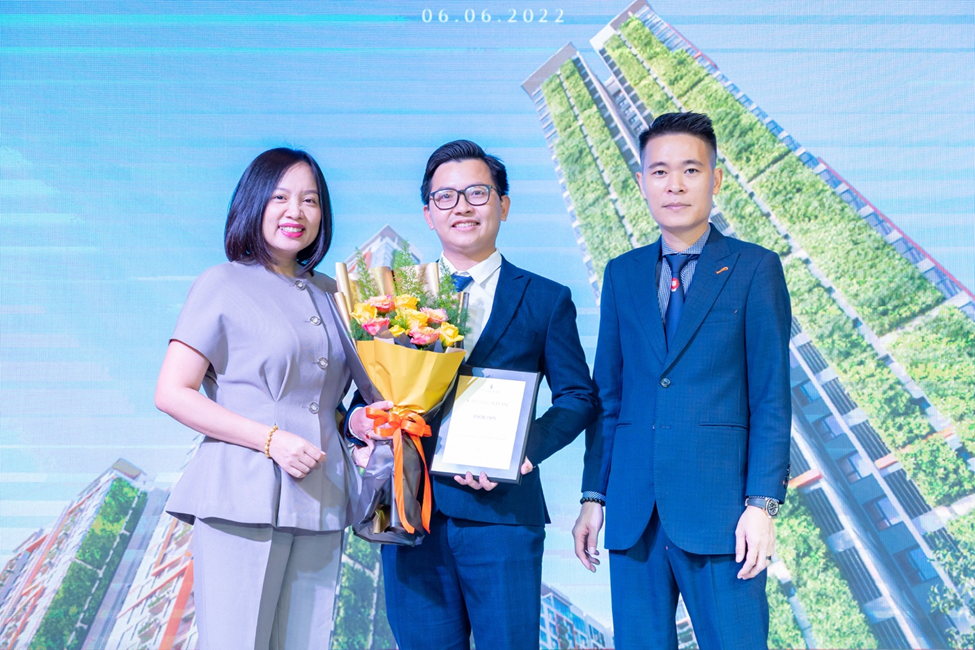 Đại diện Vinhomes trao giấy chứng nhận phân phối dự án LUMIÈRE Boulevard cho đại diện Maicom 