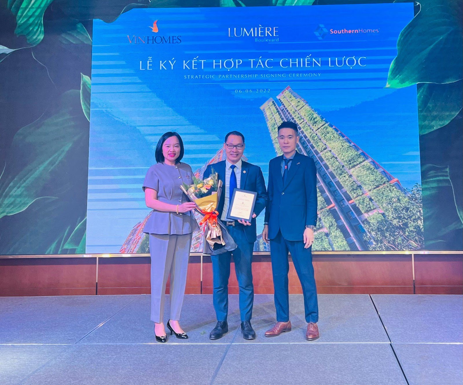 Đại diện Vinhomes trao giấy chứng nhận phân phối dự án LUMIÈRE Boulevard cho đại diện SouthernHomes