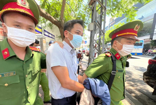 Trần Quốc Huy bị cơ quan điều tra đưa về trụ sở khám xét ngày 17-6. Ảnh: XN.