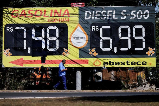 Giá xăng và dầu diesel hiển thị gần một trạm xăng ở Brazil ngày 17-6Ảnh: REUTERS