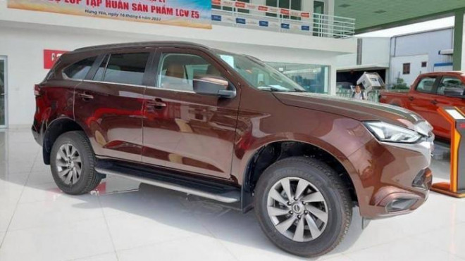 Isuzu mU-X 2022 tại đại lý ở Hưng Yên