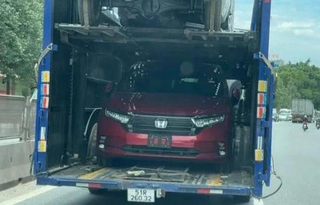 Chiếc Honda Odyssey xuất hiện trên đường phố khiến nhiều người tò mò. Ảnh: MXH