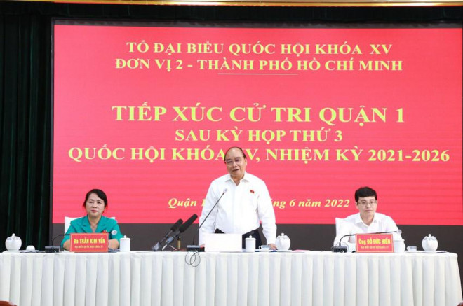 Chủ tịch nước Nguyễn Xuân Phúc cùng tổ đại biểu Quốc hội TP.HCM đơn vị 2 tiếp xúc với cử tri quận 1. Ảnh: NGUYỄN HẰNG