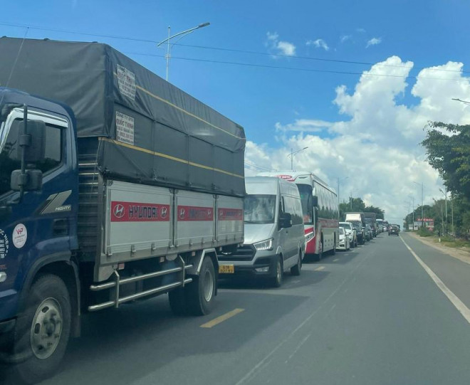Quốc lộ 20 bị kẹt xe hàng cây số Ảnh VÕ TÙNG