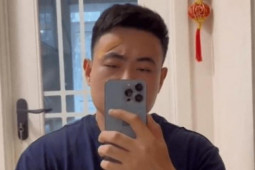 Bạn trẻ - Cuộc sống - Lén ngắm hotgirl trên mạng trong lúc bạn gái đi vệ sinh, chàng trai gặp cái kết hú hồn