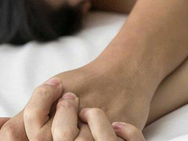 Bạn trẻ - Cuộc sống - Cô nhân tình giả vờ làm búp bê tình dục khi bị bắt tại trận đang dan díu khiến "chính thất" vừa tức giận vừa buồn cười