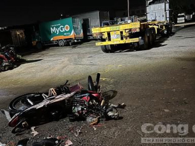 Tin tức trong ngày - Xe đầu kéo cuốn theo 3 cha con đi xe máy vào gầm ở TPHCM