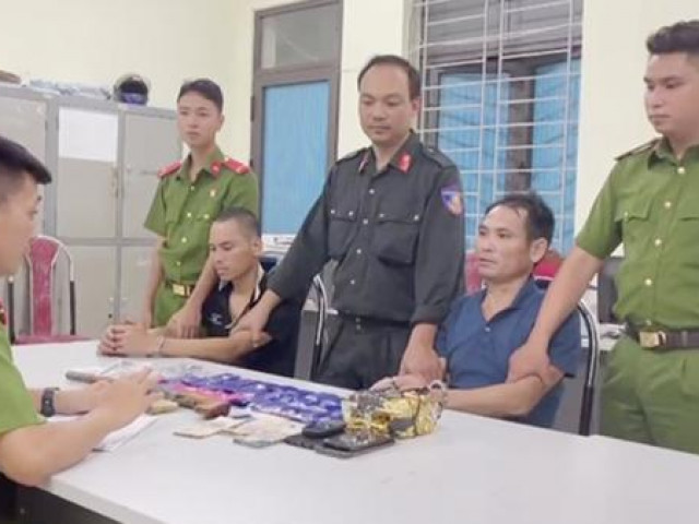 Pháp luật - “Tóm gọn” 2 đối tượng vận chuyển ma tuý mang theo súng