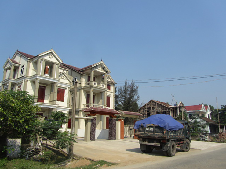 Làng Cương Gián (Nghi Xuân - Hà Tĩnh) được xem là làng giàu nhất nhì ở miền Trung nhờ đi xuất khẩu lao động ở nước ngoài. Trước đây, Cương Gián là làng chài nghèo, người dân bám biển kiếm sống
