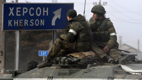 Binh sĩ Nga trên thiết giáp gần Kherson. Ảnh: Reuters