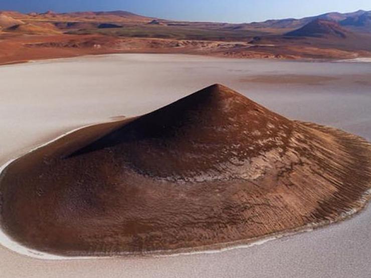 Du lịch - Kim tự tháp bí ẩn giữa cánh đồng muối, có hình nón hoàn hảo nhất TG