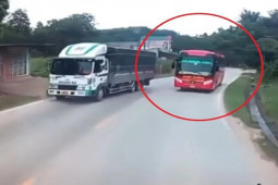 Tin tức trong ngày - Tránh xe khách vượt ẩu, container lao xuống rãnh nước rồi lật nghiêng