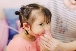 Sức khỏe đời sống - Nắng nóng đỉnh điểm, trẻ liên tục nhập viện vì bệnh đường hô hấp - Cha mẹ cần làm gì?