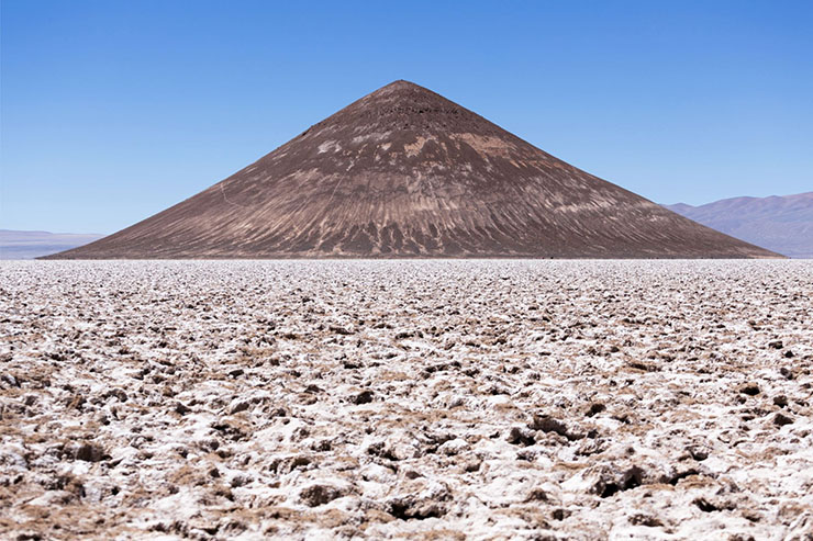 3. Kim tự tháp này tọa lạc ở một vị trí cao hơn 3.690m so với mực nước biển, thuộc bãi muối lớn nhất Argentina và thứ 3 trên thế giới, sau Uyuni ở Bolivia, và Atacama ở Chile. 
