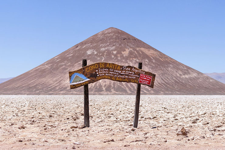 4. Hình dạng hình nón địa lý của kim tự tháp này được cấu tạo bởi đá núi lửa và muối. 
