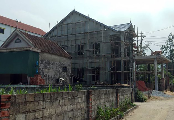 Thế nhưng, ở ngôi làng này cũng có những mặt trái ít ai biết. Khoảng 70% dân số ở trong độ tuổi lao động của xã Cương Gián làm việc tại nước ngoài, ở làng chỉ còn người già ngoài tuổi lao động và trẻ em là chủ yếu
