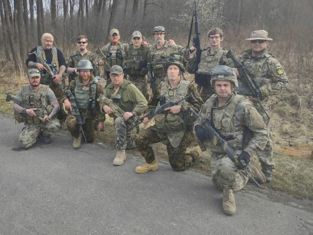 Cựu binh Mỹ Stephen D. Zabielski (hàng phía sau, người thứ 3 từ bên trái) chụp ảnh cùng đồng đội (ảnh:&nbsp;Rolling Stone)
