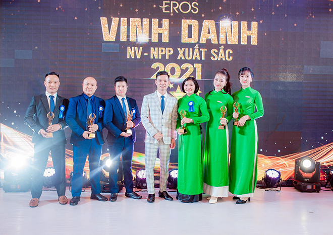 Doanh&nbsp;nhân Lê Quyết Thắng - Giám đốc công ty&nbsp;Eros&nbsp;Việt&nbsp;Nam&nbsp;vinh danh nhà phân phối xuất sắc