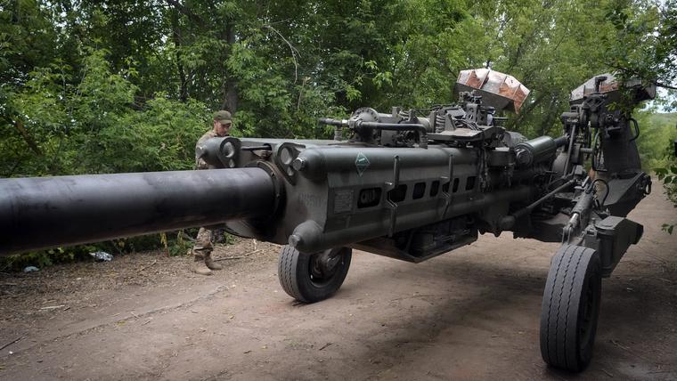 Quân đội Ukraine kéo pháo M777 của Mỹ ra chiến trường (ảnh: CNN)
