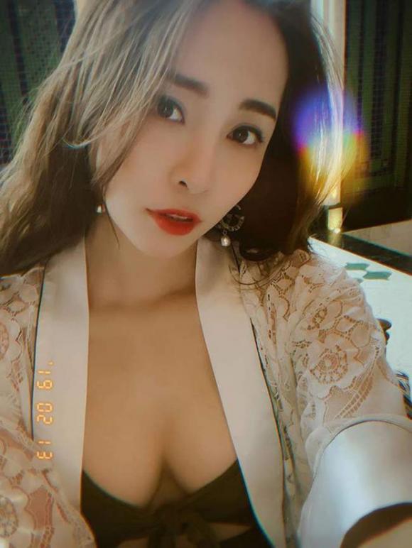 Quỳnh Nga, bạn gái Johnny Trí Nguyễn gây tranh cãi vì diện xuyên thấu quá táo bạo trên sóng truyền hình - 14