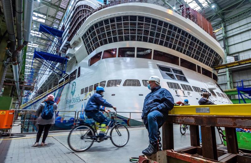 Global Dream tại nhà máy đóng tàu tại thành phố Wismar của công ty đóng tàu MV Werften. Ảnh - Getty